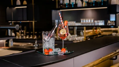 Cocktail mit Erdbeeren und Zitrone in einer Bar auf schwarzer Theke